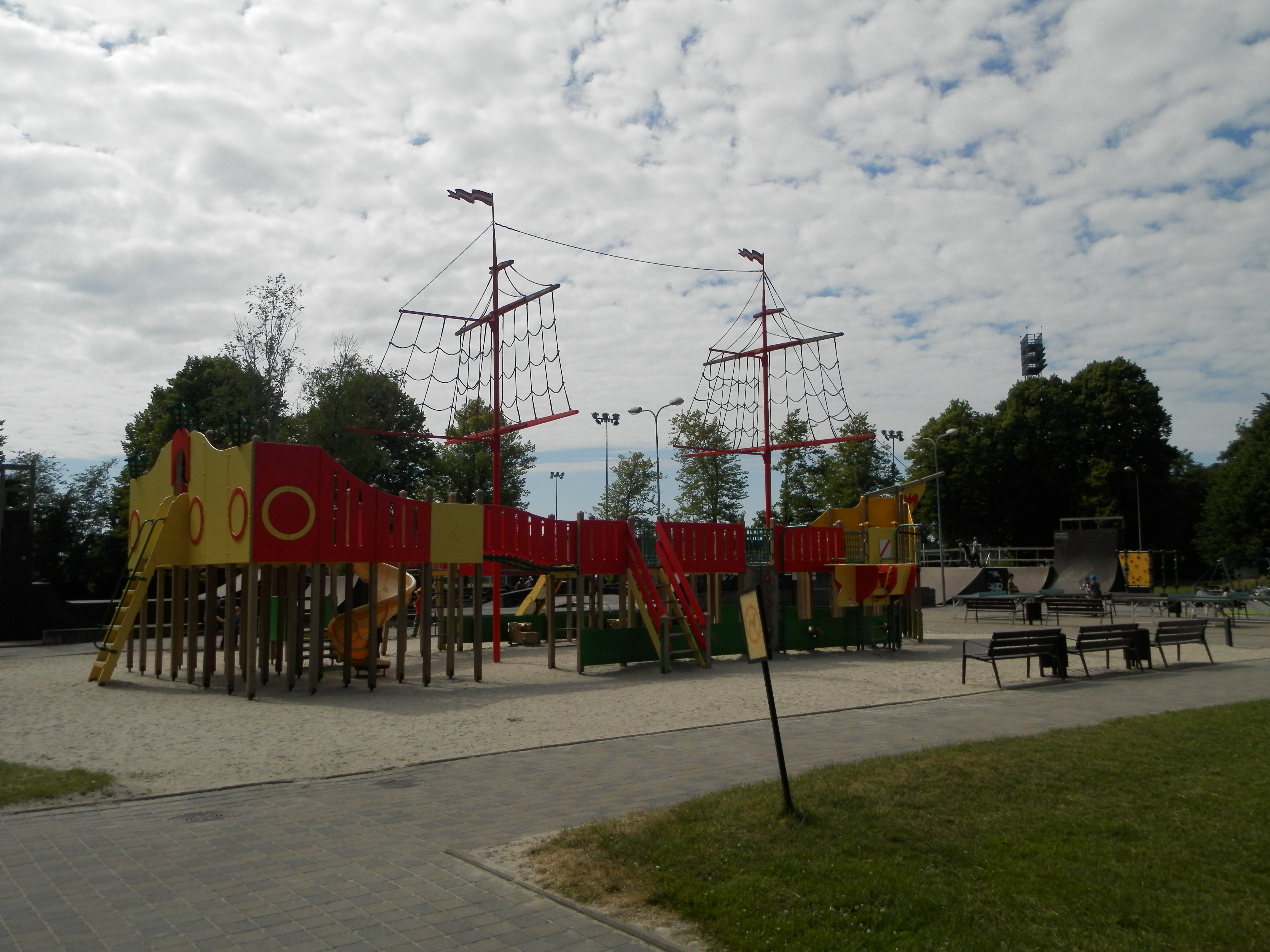 Детская площадка в Южно-Приморском парке (Красносельский район)